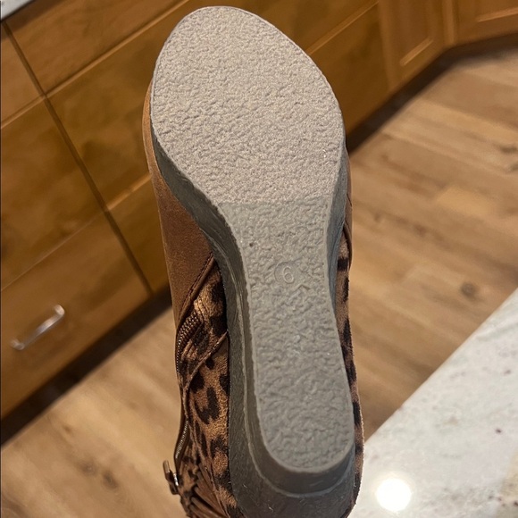 Sbicca Chestnut Ankle Booties -NWT - Picture 7 of 7